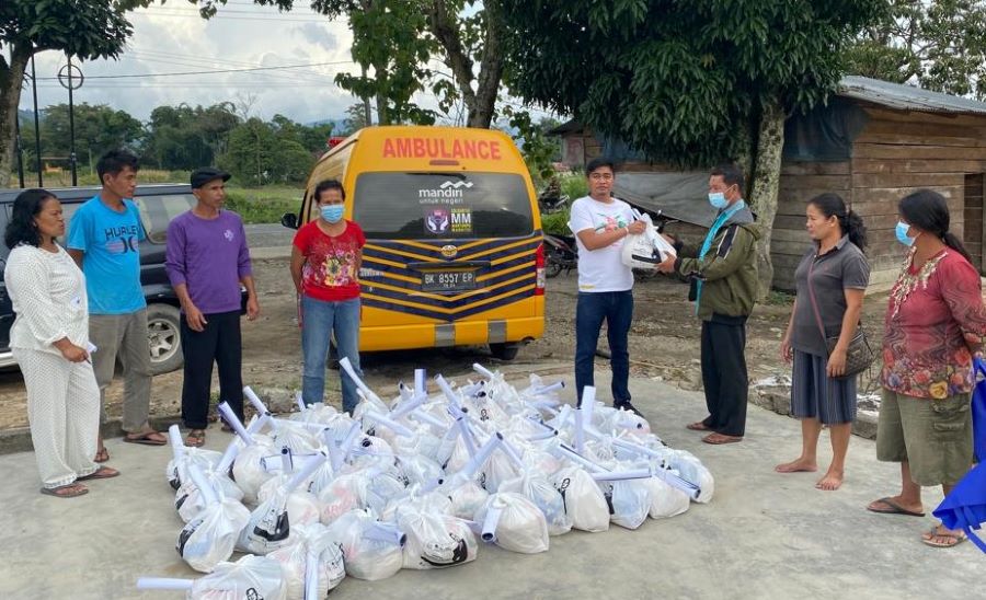 Martin Bagikan Sembako untuk Korban Banjir Toba